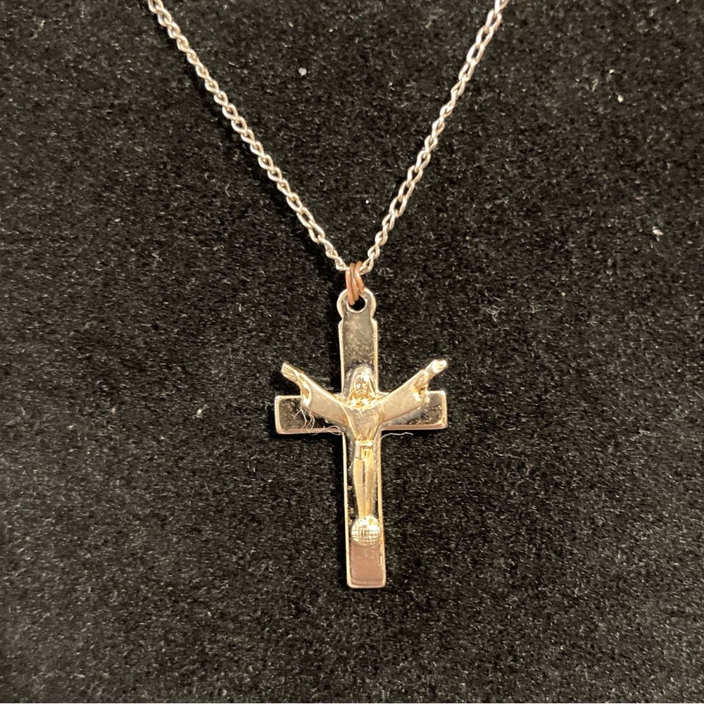 VINTAGE STERLING CRUCIFIX AND CHAIN